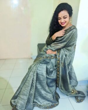 Rashmi Anpat Instagram - 🩶🩶
.
#navratri #day3 #grey #colour #marathimulgi #curlyhairgirl #rashmianpat