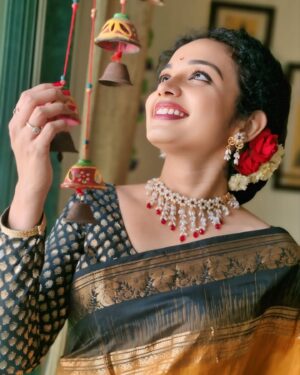 Rashmi Anpat Instagram - Thank you @ovees_art_jewellery for this beautiful neckpiece 😊❤️
.
#goodmorning #thursday #vibes #jewelry #pearl #love #live #goodvibesonly #curlyhairgirl #marathimulgi #rashmianpat