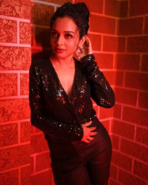 Rashmi Anpat Instagram - Tauba tauba..😛😎🖤
.
MUH- @ashishadak_makeupartist 
📷 - @vikas_bomble_photography 
.
#friday #vibes #newlook #photoshoot #westernfashion #sparkle #shine #style #curls #black #love #rashmianpat