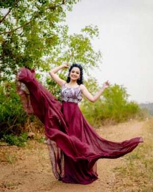 Rashmi Anpat Instagram - "Spinning in my own little world."🙂

MUH- @ashishadak_makeupartist 
📷- @vikas_bomble_photography 
Dress- @madhuri_bhambure_makeup_artist 
.
#goodmorning #monday #twirl #happyface #live #love #laugh #enjoylife #curlyhairgirl #rashmianpat