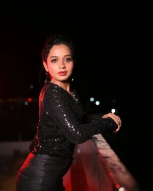Rashmi Anpat Instagram - Tauba tauba..😛😎🖤
.
MUH- @ashishadak_makeupartist 
📷 - @vikas_bomble_photography 
.
#friday #vibes #newlook #photoshoot #westernfashion #sparkle #shine #style #curls #black #love #rashmianpat