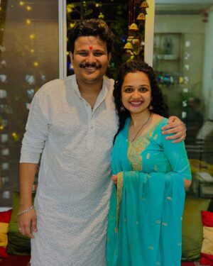 Rashmi Anpat Instagram - ९ वर्ष हे नातं निभावतोय आम्ही , तू नेहमी हसत रहा खुश रहा , तुला हवे ते मिळो , माझ्यावर खूप प्रेम कर🫰🏻 @rashmianpat 
- तुझा छोटा भाऊ ❤️