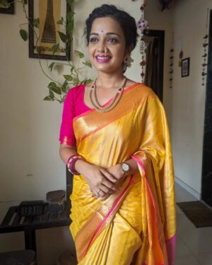 Rashmi Anpat Instagram - शारदीय नवरात्रौत्सवाच्या शुभेच्छा 😊🙏
.
#navratri #day1 #yellow #colour #festival #jaimatadi #blessed #happiness #smile #love #marathimulgi #rashmianpat