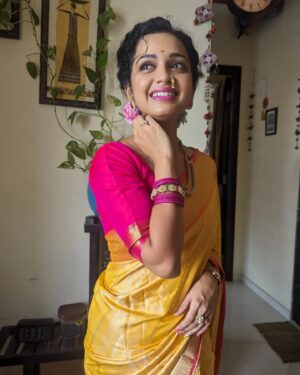 Rashmi Anpat Instagram - शारदीय नवरात्रौत्सवाच्या शुभेच्छा 😊🙏
.
#navratri #day1 #yellow #colour #festival #jaimatadi #blessed #happiness #smile #love #marathimulgi #rashmianpat