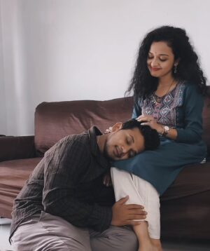 Rashmi Anpat Instagram - आज आपल्या गौराई सिरीज चे सोशल मिडिया वरती 100 मिलियन व्यूज पूर्ण झालेत.🙏🏻 आम्ही तुमचे कसे आभार मानावे तेच कळत नाहीये. एका मराठी शॉर्ट सिरीज ला महाराष्ट्रातून मिळणारे कोट्यावधींचे प्रेम आमच्यासाठी प्रचंड कौतुकास्पद आहे. आम्ही तेव्हाच जिंकलो जेव्हा आमच्या मेसेज बॉक्स मध्ये खूप लोकांनी त्यांच्या रिलेशनशिप मध्ये गौराई चे व्हिडिओस बघून प्रेम कसे वाढले हे सांगितले.गौराई मध्ये आम्ही बरेच विषय मांडले.. अचानक जाणारी नोकरी , बायकोची मासिक पाळी , समाजातील बायकोवर लादलेली बंधनं अश्या बऱ्याच विषयांमध्ये आम्ही हात घातला आणि आमच्या सुदैवाने वाईट कमेंट करणाऱ्यांपेक्षा पॉजिटिव कमेंट करणारे प्रेक्षक आम्हाला जास्त लाभले. लोकांचं काय... आम्ही मासिक पाळी वर एवढा सुंदर वीडियो बनवला त्यातही त्यांना चुकाच काढायच्या होत्या. बायकोला Pad आधीच आणून ठेवता येत नाही का किंवा ऑनलाइन १० मिनिटात Pad मागवता येत नाही का अश्या कमेंट्स आम्हाला केल्या. आत्ता आम्ही अपलोड केलेला वीडियो जो लहान कपडे घालावे की नाही ह्यावर बनवला आणि त्याचावर सुद्धा काही लोकांनी संस्कृती मध्ये आणली पण आपली बायको जर खरच गौराई सारखी संस्कारी आणि समंजस असेल तर कधीतरी एखाद दिवस तिला मोकळीक दिली तर अडते कुठे ? नात्यात विश्वास असेल तर नातं टिकेल जर कुणी प्रामाणिक नसेल तर तुटेल. आता तुटू नये म्हणून तिला कायम बंधनात ठेवणे चुकीचे आहे. तो वीडियो संस्कारांबद्दल नव्हता तर नात्यातील मोकळीकतेबद्दल होता.अश्या ह्या निगेटिव कमेंट्स मधून उरलेल्या सगळ्यांनी इतकं भरभरून प्रेम दिले की आम्ही नंतर थांबलोच नाही आणि आज १०० मिलियन पर्यंत येऊन पोहोचलो. तुमचं प्रेम असेच भरभरून आमच्यासोबत राहूदेत. सकारात्मक रूपाने गौराई कडे बघणाऱ्यांचे कायम स्वागत..❤️ शुभेच्छा सोबत असुदेत..😘