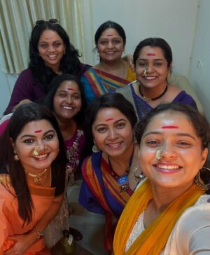 Rasika Vengurlekar Instagram - हास्यजत्रेच्या सेटवर सावित्री उत्सव २०२५ 
 ३ जानेवारी २०२५ 
क्रांतीज्योती सावित्रीबाई फुले यांच्या जयंतीनिमित्त विनम्र अभिवादन 🙏✨