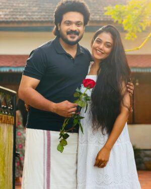 Rebecca Santhosh Instagram - Chempaneer poovinte happy “Valentine’s Day” ❤️❤️

#arunolympion #chembaneerpoovu #sachi #revathy #rebecca #arunolympion #arunnair#bepositive #behappy #bekind #spreadpositivevibes #spreadlove #couplesgoals #cuple #asianet #trending #trendingreels #fun #kochidiaries #kochi #calicutbeach #calicut #thiruvananthapuram #godsowncountry #instagramreels #tamilactress #actor #tamilstatus #valatinesday