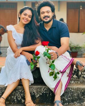 Rebecca Santhosh Instagram - Chempaneer poovinte happy “Valentine’s Day” ❤️❤️

#arunolympion #chembaneerpoovu #sachi #revathy #rebecca #arunolympion #arunnair#bepositive #behappy #bekind #spreadpositivevibes #spreadlove #couplesgoals #cuple #asianet #trending #trendingreels #fun #kochidiaries #kochi #calicutbeach #calicut #thiruvananthapuram #godsowncountry #instagramreels #tamilactress #actor #tamilstatus #valatinesday