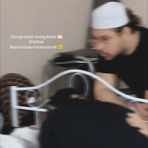 Reen Rahim Instagram - Mohon pinjam 2min kalian doa kan nenek kami Al-Fatihah… 

Terima kasih Ya Allah kau izin kan aku merase ade nenek 2 tahun…syukur… Now aku faham perasaan anak2 buah aku pada amie..

we can feel syg nenek tu…tapi tak tau nk describe the feeling kan…

Yg faham je tau❤️