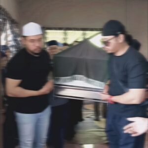 Reen Rahim Instagram - Mohon pinjam 2min kalian doa kan nenek kami Al-Fatihah… 

Terima kasih Ya Allah kau izin kan aku merase ade nenek 2 tahun…syukur… Now aku faham perasaan anak2 buah aku pada amie..

we can feel syg nenek tu…tapi tak tau nk describe the feeling kan…

Yg faham je tau❤️