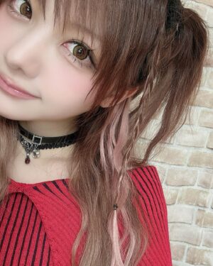 Reina Tanaka Instagram - .
後ろのレンガがグニョグニョやけん めっちゃ加工やん!!って言われそうやけど、これ布やけんグニョグニョするとよ！！

……まぁアプリで撮っとーけども🤭

久しぶりにハーフツインしたっちゃけど
昔を思い出すね💭❤️

#ハーフツイン