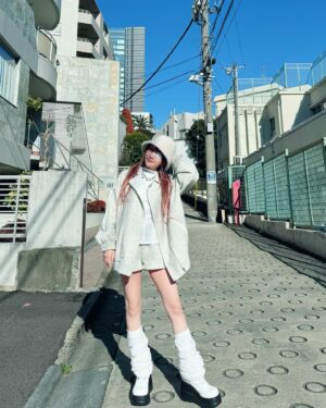 Reina Tanaka Instagram - .
右目にも うつったのか調子が悪かったので
この日は裸眼で過ごしました👁️
いつもコンタクトしようけん裸眼慣れん😂
裸眼になったらいつものアイメイク合わんけん研究せんと🤔

コンタクトしてないだけで テンションあがらんとゆーか
メイクしたのに気持ち的にイマイチやったな〜
カラコンもメイクの1つやけんね。
やっぱりいつも「よしっ✨️」って思って出かけたい🙃

ちなみに今はやっと両目の充血も取れて腫れも引いてきて涙もなくなりました🤗💕やったぁ！！

お風呂入って顔洗った時 水がちょっと目に入っただけでしみて痛かったけん💦なんやったとかいな……
・‥…━━━☞・‥…━━━☞
#れーなこーで #GYDA #ホワイトコーデ 
#眼帯