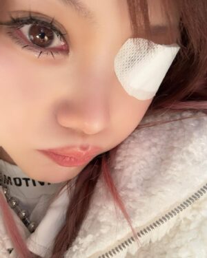 Reina Tanaka Instagram - .
右目にも うつったのか調子が悪かったので
この日は裸眼で過ごしました👁️
いつもコンタクトしようけん裸眼慣れん😂
裸眼になったらいつものアイメイク合わんけん研究せんと🤔

コンタクトしてないだけで テンションあがらんとゆーか
メイクしたのに気持ち的にイマイチやったな〜
カラコンもメイクの1つやけんね。
やっぱりいつも「よしっ✨️」って思って出かけたい🙃

ちなみに今はやっと両目の充血も取れて腫れも引いてきて涙もなくなりました🤗💕やったぁ！！

お風呂入って顔洗った時 水がちょっと目に入っただけでしみて痛かったけん💦なんやったとかいな……
・‥…━━━☞・‥…━━━☞
#れーなこーで #GYDA #ホワイトコーデ 
#眼帯