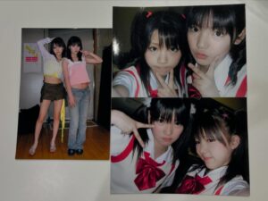 Reina Tanaka Instagram - .
2025年1月19日
デビューして22年が経ちました❤️✧
ここまで応援してくださったみなさん ありがとうございます🙂‍↕️✨️
今日はデビュー記念日です🤗🎶

整理しよったら、まだ若かりし(多分2人とも中学生)さゆとれーなを見つけたので載せます♡

そして同期の道重さゆみちゃん。
ビジネスパートナーだ！ってファンの方に言われて
人間的系統も真逆で
見た目も真逆で
プライベートではこの22年の間何回かしか遊んだ事ないし、その通りかもしれんけど 久しぶりにあっても昔と変わらずペラペラお喋り止まらんし
ステージの上では打ち合わせも全くなしなのに
なんでこんな盛り上がる?!
なんでこんなにお客さんが笑ってくれると?!
ってぐらい息がピッタリだと いつからか思うようになって
今でもそう思ってます✨️
MCであんなに楽しく出来たのは、さゆの頭の回転の速さ
れーなの扱いを分かってくれる、
れーなが何を発しても おもしろくまとめてくれる、さゆのおかげだと思ってます😌

さゆもれーなもなんだかんだずっと芸能続けて
また何年後かに大きい瞳歌ったりして
懐かしいねーなんて言って過ごしていくっちゃろうなーって勝手に思っとった部分もあるけん
もう6期で歌う、【大きい瞳】は封印か。って思うと
なんか ファンの方が絶対悲しんでくれるやろうなというか。

自分では全く実感なかったし
思ってなかったけど いつの間にか大きい瞳って
モーニング娘。ファンの方の間で名曲だ！！✨️みたいな扱いしてくれよったけん
自分の中でも簡単に歌ったらいかん曲なのかな…??って思うようになったわけね。
だけんおととし大きいステージで
この時は最後になると思ってなかったけど
大きい瞳歌えてよかったよねって さゆと話しました☺️

これから6期メンバー1人になるのかぁ。なんて
寂しい気持ちもちょっとあるけど(藤本美貴さんも6期やけど！もちろん忘れてないけど！それはちょっと例外。コメントに書かれそうやけん先に言っとく。藤本さんも同期という事は忘れてないよ笑)
いつ何が起こるか分からんのが人生やし
れーなも いつどうなるか、どう決断するか分からんわけで
でも今でも応援してくれようみんなには
つねに感謝の気持ちを返しながら 楽しんでもらいながら
ここからもやっていこうって思いました💕

まだ終わってないけど
発表する前と発表した今 きっとさゆの気持ちも違うと思うけん
一旦伝えたい^^

さゆ お疲れ様！！！！！
・‥…━━━☞・‥…━━━☞
#モーニング娘 #6期 #6期最強