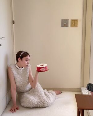 Reina Triendl Instagram - 33rd year🎂

みなさまいつもありがとうございます❤︎
コメントやDM、大切に読ませていただいてます✌︎

関わってくれている全ての方へ、ありがとう☺️♡

実は昨日大切な家族🐈の大きな病気が見つかって、目がパンパン。つい弱い自分がこんにちはしてくるけど、どんな時も愛情たっぷりにどんと構え、優しく強くいたいと思いました。明るさも忘れずに☺️

私の33歳の目標です!

今日は周りからたくさんパワーをもらえる日。
☺️いつか、いっぱいにして返します❤︎

玲奈

(写真は、最近特に仲良しの @photsuji さん撮の　@buildingbuildingmag ❤︎素敵なスタッフさんと楽しい撮影でした！インタビューもぜひ♡)