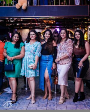 Rekha Krishnappa Instagram - What a beautiful night packed with us music n wine #venue : @happybrew.blr photography: @aquafireevents Shashwat