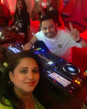 Rekha Krishnappa Instagram - What a beautiful night packed with us music n wine #venue : @happybrew.blr photography: @aquafireevents Shashwat