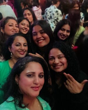 Rekha Krishnappa Instagram - What a beautiful night packed with us music n wine #venue : @happybrew.blr photography: @aquafireevents Shashwat