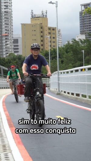 Renata Falzoni Instagram - Após 30 anos de espera, a ciclopassarela Erika Sallum foi finalmente inaugurada! Agora, pedestres e ciclistas podem se deslocar com segurança entre Pinheiros e Butantã. E essa conquista vem com uma homenagem especial: a estrutura leva o nome da jornalista Erika Sallum, uma grande ativista da causa.

No evento, encontrei o prefeito Ricardo Nunes e cobrei o compromisso de destravar projetos para a mobilidade ativa – previstos em lei, mas esquecidos. Infraestrutura de qualidade é essencial para uma cidade mais humana, e essa inauguração precisa ser apenas o começo.

A ciclopassarela faz parte da Operação Faria Lima, que prevê quatro novas conexões como essa. A próxima será no Jardim Panorama. O projeto existe, as promessas foram feitas – agora, vamos cobrar!