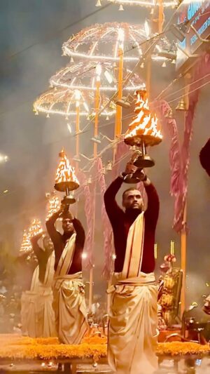 Renu Desai Instagram - Kashi and Kaal Bhairav and Ganga Aarti🧡
( shot on my iPhone. I want to capture the Ganga Aarti once on a proper camera)
[ this is the 4th time I have attended the Ganga Aarti hence I took videos. But if it’s your first time please keep your phone aside and let the energy connect with you directly instead of through your phone🙏🏼☺️ ]