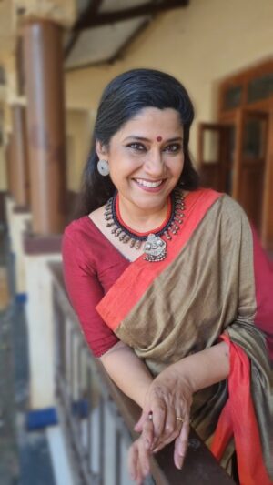 Renuka Shahane Instagram - No #mondayblues Only #goodvibes Start the day with a lovely song on your lips and a smile to ward off all troubles 😊🙂
#CrimePatrolSatark
Styled by @prachethestylist 
Assisted by @namratastyles 
Jewelry by @etereodesigns @houseofaadyaa @daginaexclusive
Sarees by  @suta_bombay @taneira_sarees and @forsarees
#instareels
#instamood
#panchamda
#aezindagigalelagale
🌹🏵🌼🌹🏵🌼🌹🏵🌼🌹