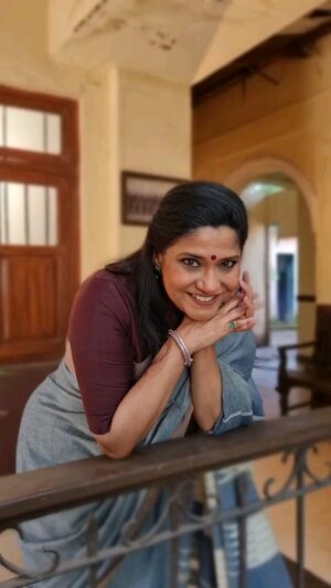 Renuka Shahane Instagram - #Bts #CrimePatrolSatark 🇮🇳
Styled by @prachethestylist
Jewelry @houseofaadyaa
Assisted by @namratastyles
Make Up #FirozKhan
Hair styling #JennySayan

Music : Ye nayan dare dare, Shilpa Rao  @shilparao ❤