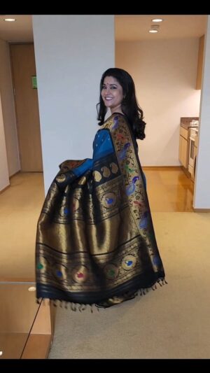 Renuka Shahane Instagram - I'm not a fashionista at all, but wearing a beautiful saree never goes out of fashion, right? Happiest in a saree 😊
#dupahiya announcement @amazonprime 
Grateful 🙏🏽
Gadhwal saree from my personal collection,  bought from @pratha_sarees 
MU by #FirozKhan
Hair by #AartiPardesi
Managed by @sushmakaul 
Personal assistant #MahendraBariya
