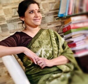 Renuka Shahane Instagram - जीवन के प्रत्येक क्षण को आनंद व कृतज्ञता के भाव से जीने वाली परमप्रिय रेणुका जी आपको जन्मदिन की हार्दिक शुभकामनाएं गुरुदेव भगवान से प्रार्थना है की वे आपके हृदय में उत्पन्न प्रत्येक शिवसंकल्प को पूर्ण करें। शुभम् भवतु ❤️🤗🌹