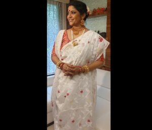 Renuka Shahane Instagram - Shubho Maha Saptami 🙏🏾🌺🙏🏾
May Goddess Durga bless us all with strength to fight demons within us and around us 🙏🏾🌺🙏🏾