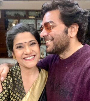 Renuka Shahane Instagram - बस यूं ही 🥰 @ashutosh_ramnarayan 
@aalokshrivastav भैया का एक शेर साझा कर रही हूँ जो मुझे लगता है इस तस्वीर के भाव को बडी खूबसूरती से शब्दों में बयान करता है 

"झिलमिलाते हुए दिन रात हमारे लेकर,
आप आए हैं हथेली पे सितारे लेकर। 

हम उसे आँखों की देहरी नहीं चढ़ने देते,
नींद आती न अगर ख़्वाब तुम्हारे लेकर।"
 ~आलोक श्रीवास्तव