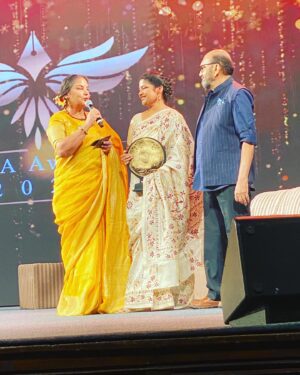 Renuka Shahane Instagram - प्रिय रेणुका.. #SWAawards2022 में आपके द्वारा लिखित व निर्देशित फ़िल्म #त्रिभंग के लिए दो श्रेणियों ( #बेस्ट_स्टोरी ( डेब्यू ) और #बेस्ट_स्क्रीनप्ले ( डेब्यू ) ) के पुरस्कार मिलने पर हार्दिक बधाई अभिनंदन 🤗❤️💐