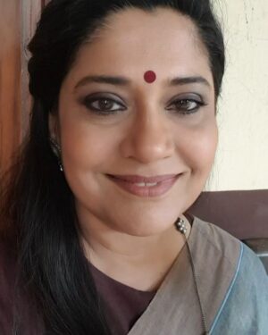 Renuka Shahane Instagram - From PC Aur Mausi ( 1987) to #CrimePatrolSatark ( 2021) and miles to go still....34 years in the industry....deepest gratitude to all my mentors, fans, co-actors, technicians, who I have worked with and learnt from. Thank you 😊🙏🏽🙏🏽🙏🏽