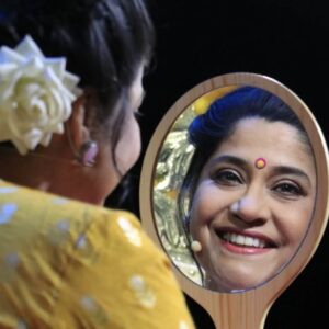 Renuka Shahane Instagram - Looking back and looking forward, through the looking glass, to kickstart the week with a smile 😃 
Photgraph by @riteshnikamphotography 
#बँडबाजावरात 
@zeemarathiofficial
@endemolshineind
Look designed by @styled_by_shweta
Saree by @kalanidhionline
Customized blouse by @mirayabyalka
Hair styling by #JennySayan
Make Up by #FirozKhan
Personal assistance @indrajeet_gujar178