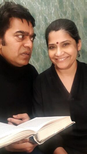 Renuka Shahane Instagram - Bundeli Tashan 😃
Giving @ashutosh_ramnarayan a dose of his own medicine 😅😁😄😃
#bundeli
#bundelkhand 
#reelfun 
#realandreel 
#patipatni ❤