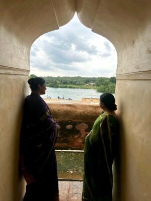Renuka Shahane Instagram - #Orchha #JaiBundelkhand🙏🏽 
Orchha is like a soothing melody in the midst of the raucous cacophony & constant discordant notes all around us❤️ A must visit place, steeped in spirituality, devotion, history, architecture & art. My sakhi @anjumansaxena & I made very good use of a day off from shooting and visited the beautiful historical sites at leisure after taking the blessings of Ram Raja Sarkar 🙏🏽🙏🏽 The day ended with us looking out at the Betwa river from the Chhatris or cenotaphs built in the memory of the great Bundela kings. What I felt there is difficult to put into words. In the words of the great Pu. La Deshpande, "जे शब्दांत व्यक्त करू शकतो ते सांगण्यासारखं नसतं"
🙏🏽🌺🙏🏽
