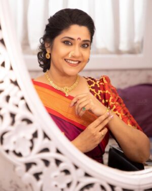 Renuka Shahane Instagram - "Life is like a mirror, we get the best results when we smile at it."
 ~ Anonymous

Getting ready for #बँडबाजावरात
@zeemarathiofficial
@endemolshineind
Photographed by @swapnaspictorialhub 
Look designed by @styled_by_shweta
Saree by @kalanidhionline 
Blouse by @mirayabyalka 
Hair style by #JennySayan
Make Up by #FirozKhan 
Assisted by @stylebybhagya 
Personal assistance by @indrajeet_gujar178