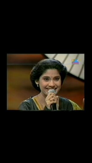 Renuka Shahane Instagram - Close up Antakshari ( the OG) 😁  Cue time from 1996 intercollegiate semi finals with the evergreen Annuji @annukapoor 🤗 
#OldMemories 
#zeetv 
#90stv 
#throwbackthursday
#pneumatic 
#vhstapes 
#glitches