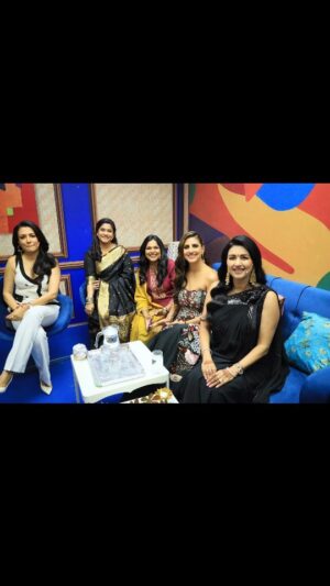 Renuka Shahane Instagram - Beautiful memories of The Kapil Sharma Show ❤️
@minimathur @richaaniruddha @dbhatnagar @parizadkolahmarshallofficial with the inimitable @kapilsharma @archanapuransingh @krushna30 @kikusharda @sumonachakravarti @atulparchure #manjubrijnandansharma
#yaadonkibaraat 
#laughtergoals