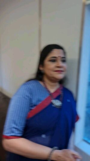 Renuka Shahane Instagram - Singing when it was raining in September 😊😊
#BTS #CrimePatrolSatatk
Video shot by @prachethestylist
Styled by @prachethestylist
Assisted by @namratastyles
Jewelry @etereodesigns
Make up #FirozKhan
Hair styling #JennySayan
#1942alovestory ❤❤
Directed & Produced by #vidhuvinodchopra
Music by #rdburman
Lyrics by #mukuldutt
#90ssongs ❤