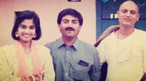 Renuka Shahane Instagram - The three musketeers of "Hun Hunshi Hunshilal" directed by #SanjivShah @maakasamdilipjoshi @actormanojjoshi and moi 😄😄😄 None of us knew where our paths would lead us; but I'm glad we've all done very well 🙏🏽 Very, very well indeed 🙏🏽 #Gratitude #90s #fridayflashback