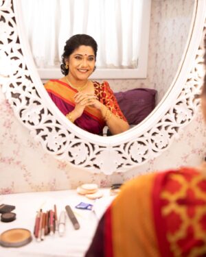 Renuka Shahane Instagram - "Life is like a mirror, we get the best results when we smile at it."
 ~ Anonymous

Getting ready for #बँडबाजावरात
@zeemarathiofficial
@endemolshineind
Photographed by @swapnaspictorialhub 
Look designed by @styled_by_shweta
Saree by @kalanidhionline 
Blouse by @mirayabyalka 
Hair style by #JennySayan
Make Up by #FirozKhan 
Assisted by @stylebybhagya 
Personal assistance by @indrajeet_gujar178