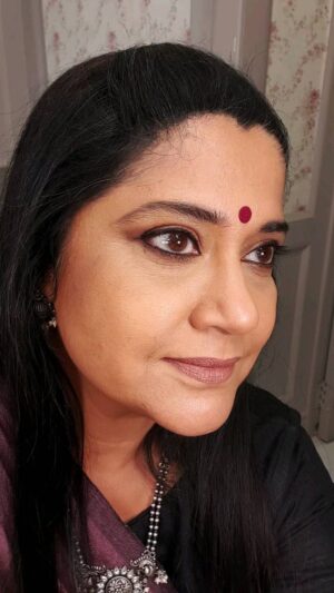 Renuka Shahane Instagram - #BrownEyes
#BehindTheScenes
#TimePass😃