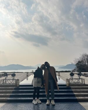 Reon Yuzuki Instagram - .
潤花ちゃんと
同じ飛行機で😃
結婚式の場所に
着いて

素敵な景色
撮ってたら💪

後ろから
潤花ちゃんに
撮られてて
ツーショットも
撮ろっかーと
撮ったという
図🐤🐤🐤

.
潤花ちゃんが
撮った
すごい綺麗な
飛行機からの
富士山☺️☺️

.

#潤花　ちゃん
#柚希礼音
#富士山