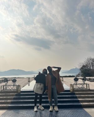 Reon Yuzuki Instagram - .
潤花ちゃんと
同じ飛行機で😃
結婚式の場所に
着いて

素敵な景色
撮ってたら💪

後ろから
潤花ちゃんに
撮られてて
ツーショットも
撮ろっかーと
撮ったという
図🐤🐤🐤

.
潤花ちゃんが
撮った
すごい綺麗な
飛行機からの
富士山☺️☺️

.

#潤花　ちゃん
#柚希礼音
#富士山