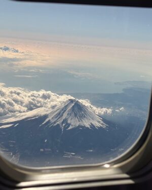 Reon Yuzuki Instagram - .
潤花ちゃんと
同じ飛行機で😃
結婚式の場所に
着いて

素敵な景色
撮ってたら💪

後ろから
潤花ちゃんに
撮られてて
ツーショットも
撮ろっかーと
撮ったという
図🐤🐤🐤

.
潤花ちゃんが
撮った
すごい綺麗な
飛行機からの
富士山☺️☺️

.

#潤花　ちゃん
#柚希礼音
#富士山