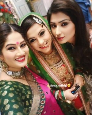 Resham Tipnis Instagram - Udja kale kawan.....
@nikita28sh 
@tuffnut10 
#dodilekjaan #siryal #antara #raghu #nikitasharma #ayazahmed #10klieks  #1mviews #indianfood #photoshoot #nikitaxnandni #sanjanaxeditss #gadar2 #gadar2song