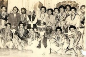 Resham Tipnis Instagram - हजार प्रयोग होईपर्यंत मराठी रंगभूमीवरील अनेक दिग्गज नटांनी ‘वस्त्रहरण’ अनेक वेळा पाहिलं होतं. त्यात डॉ. काशिनाथ घाणेकरांचा पहिला नंबर होता. शिवाजी नाटय़मंदिर आणि रवींद्र नाट्यमंदिरला जेव्हा जेव्हा ‘वस्त्रहरण’ असायचं, तेव्हा तेव्हा ते स्वत: तिकीट काढून त्याला बसायचे. मनसोक्त हसायचे. ‘वस्त्रहरण’मुळे मी त्यांचा जवळचा मित्र झालो होतो. मनात विचार आला - डॉ. घाणेकरांनी जर पाहुणा कलाकार म्हणून ‘वस्त्रहरणा’त भूमिका केली तर इतरही कलावंत होकार देतील. आणि तसंच झालं. मालवणी कलावंतांना लंडनला जाता यावं म्हणून डॉ. घाणेकर त्वरित ‘हो’ म्हणाले आणि घाणेकर ‘वस्त्रहरणा’त पाहुणे कलाकार म्हणून भूमिका करताहेत म्हटल्यावर मास्टर भगवानदादा (धृतराष्ट्र), नाना पाटेकर (भीम), अशोक सराफ (धर्म), बाळ धुरी (दुर्योधन), मास्टर सचिन (विदुर), विजू खोटे (शकुनी मामा), ज्येष्ठ नाट्य - समीक्षक कमलाकर नाडकर्णी (देव), विजय चव्हाण (द्रौपदीकाकू), स्वत: घाणेकर (दु:शासन) असा नटसंच तयार झाला..
तो प्रयोग षण्मुखानंद नाट्यगृहात ठेवला होता... तिकीट खिडकीवर तोबा गर्दी झाली. प्रयोग काही तासांत ओव्हरपॅक झाला. त्या प्रयोगाला मुख्यमंत्री वसंतदादा पाटील यांचं अर्धेअधिक मंत्रिमंडळ दादांच्या धाकामुळे असेल- तिकीट काढून बसलं होतं. मंगेशकर घराणंही हजर होतं. विशेष नोंद घेण्यासारखी गोष्ट अशी की, आम्हा मालवणी कलावंतांना शुभाशीर्वाद देण्यासाठी लतादीदी भाषण करण्यास तयार झाल्या. त्यांच्या मिश्कील स्वभावानुसार त्या म्हणाल्या, ‘‘आमचे मालवणी कलावंत लंडनला ‘वस्त्रहरण’ करण्यास निघाले आहेत. परंतु लंडनला गेल्यावर त्यांच्यावर ‘वस्त्रहरण’ करण्याची वेळच येणार नाही. कारण तिथले लोक मुळातच तोकडे कपडे घालतात.’’ दीदींच्या या कॉमेंटमुळे हॉल हास्यसागरात बुडून गेला...!

( सदर फोटोत सर्वात वर एकदम डाव्या बाजूला डॉक्टर काशिनाथ घाणेकर..!!!)