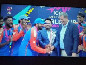 Resham Tipnis Instagram - Jitaam jitaam proud of u guys no words to express. Entire world is like Salute Vande mataram 🇮🇳....