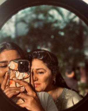 Reshma Muralidharan Instagram - Dear Everyone,

I want to take a moment to address the sudden ending of Nenjathai Killathe. It was never in our plans to conclude the show this way, and we truly understand the disappointment it has caused. The entire team—directors, writers, technicians, and fellow actors—put their heart and soul into this project, and it was more than just a show for us; it was a journey we deeply cherished.

Unfortunately, due to unforeseen circumstances, we were unable to continue. A television show is not just about one person; it is the hard work of hundreds of people whose livelihoods depend on it. Despite our best efforts to find solutions, we had to face a reality that was out of our control.

I request all my well-wishers and fans to handle this with positivity. Instead of spreading negativity or blame, let’s appreciate the beautiful moments Nenjathai Killathe gave us. Your love and support mean the world to me, and I hope to bring you more exciting projects soon.

With love and gratitude,
Reshma Muralidharan