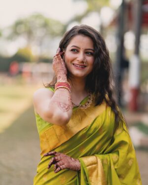 Revati Lele Instagram - 🍃💕 

(Ok last one I promise🤪)

📸 @vinay_maladkar 💕
Mehendi artist- @gauris_artistic_heena 💕